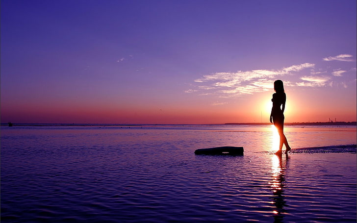 силуэт фото женщины, стоящей на берегу моря, море, девушка, закат, HD обои