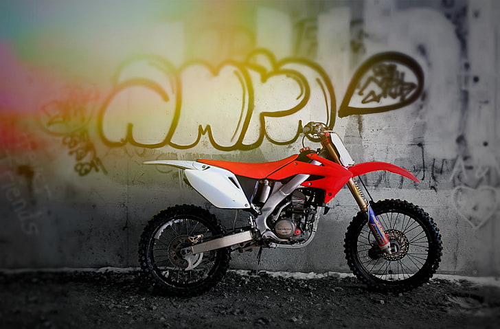 Dirtbike, rotes und weißes Motocross-Dirtbike, künstlerisch, städtisch, HD-Hintergrundbild
