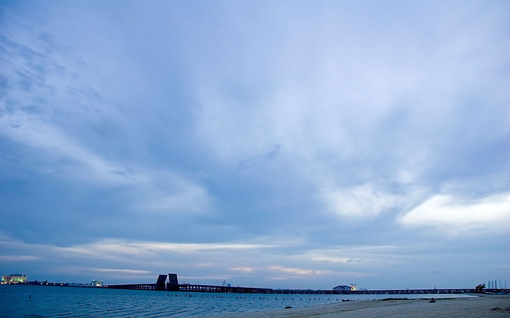 nuages ​​blancs, plage, pont, cyan, ciel, eau, bleu, Fond d'écran HD
