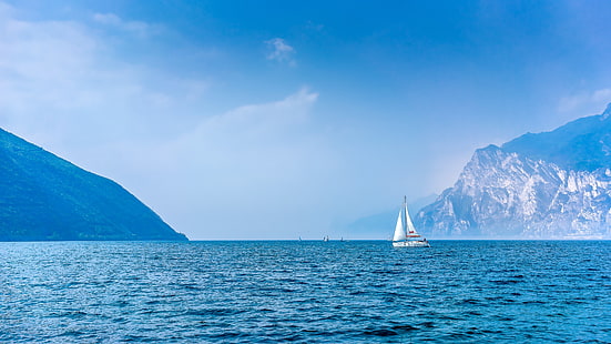 水、山の風景、昼間、イタリア、山の湖、地平線、穏やか、ガルダ湖、湖、青い空、空、自然、ヨット、湾、セーリング、帆、青い水、青い湖、 HDデスクトップの壁紙 HD wallpaper