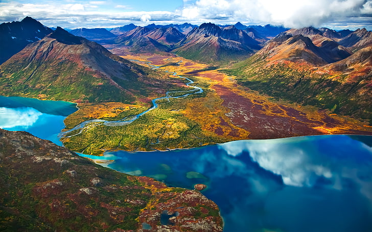 photographie aérienne de montagnes près du lac pendant la journée, nature, paysage, terre, eau, mer, montagnes, Fond d'écran HD
