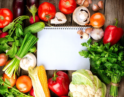 różnorodność warzyw, zieleni, kukurydzy, zeszytu, warzyw, pomidorów, ogórków, czosnku, pieczarek, kalafiora, czerwonej papryki, Tapety HD HD wallpaper