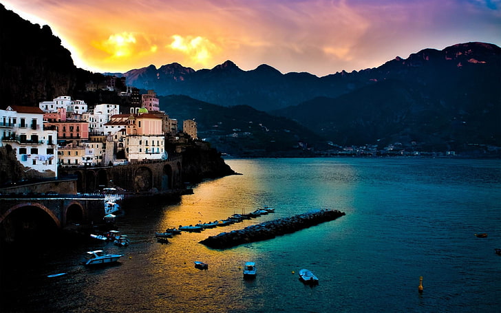 Amalfi coast landscape-Cities обои для рабочего стола, несколько белых лодок, HD обои
