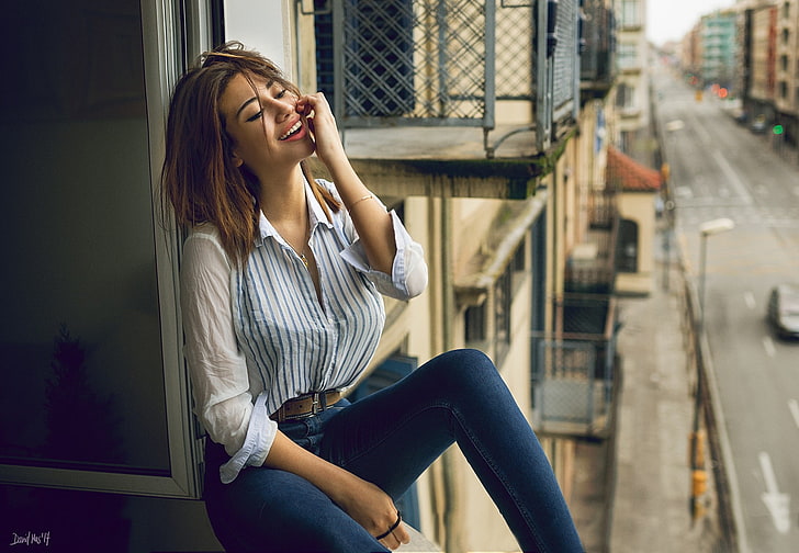 женщина в белой рубашке с голубыми джинсовыми джинсами сидит на окне, Дэвид Мас, женщины, модель, длинные волосы, рыжие волосы, ноги, прямые волосы, джинсы, рубашка, улыбка, улица, HD обои