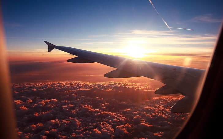 прозрачное стекло окна самолета, показывая закат с облачным небом, фотографии, закат, небо, облака, крылья, самолеты, самолет, HD обои
