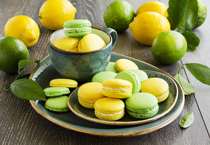 зеленая керамическая кружка и тарелка, лимон, печенье, тарелка, чашка, лайм, фрукты, желтый, зеленый, цитрусовые, десерт, макарон, HD обои