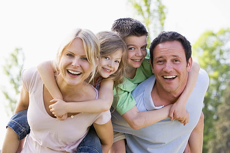 女性のグレーのクルーネックシャツ、家族、男の子、女の子、ママ、パパ、 HDデスクトップの壁紙 HD wallpaper