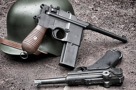 två vintage svarta pistoler, vapen, hjälm, P08, Luger, Mauser C96, HD tapet HD wallpaper