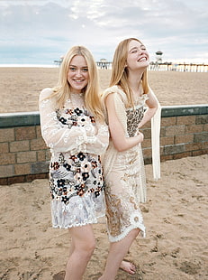 женщины на улице, Elle Fanning, Дакота Фаннинг, смеется, песок, пляж, пара, улыбается, стоит, блондинка, длинные волосы, белое платье, босиком, две женщины, HD обои HD wallpaper