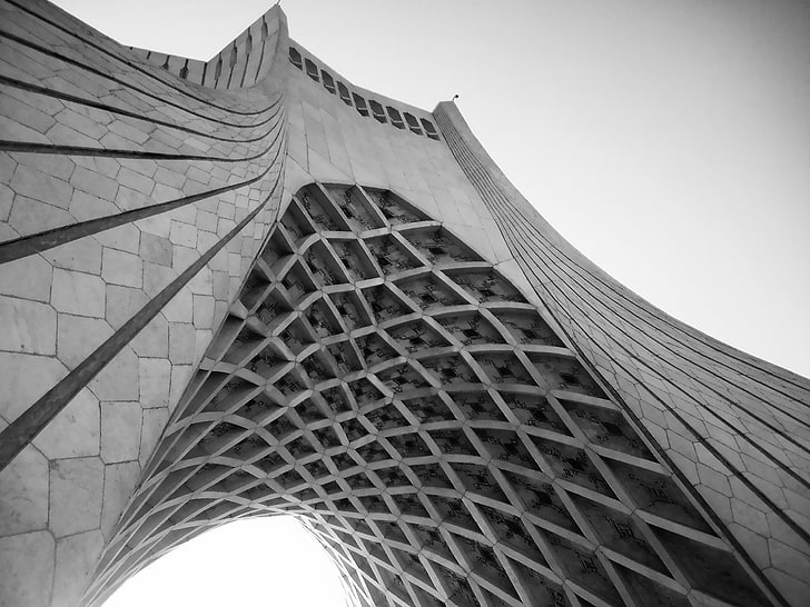 Fotografía de ángulo bajo en escala de grises de arco de hormigón, Irán, Teherán, ciudad, Plaza Azadi, monocromo, arquitectura, Fondo de pantalla HD