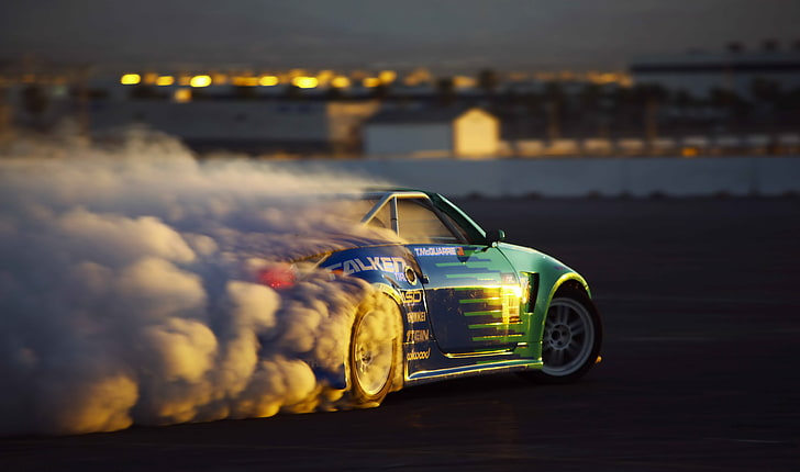 fotografia a fuoco selettivo di auto sportiva verde all'ora d'oro, macchine da corsa, deriva, fumo, Sfondo HD