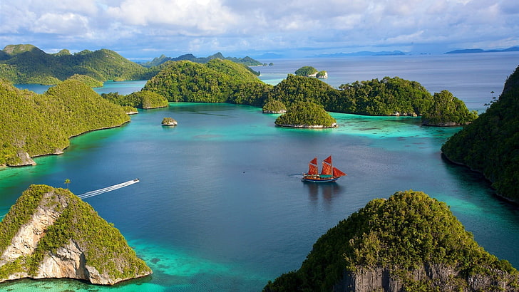 白い曇り空、島、海、ボート、山、自然、風景、水、木、インドネシア、森林、帆船、岩、雲の下の緑の山々、 HDデスクトップの壁紙