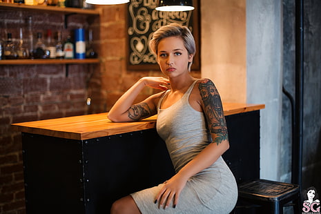 Valeriya, Suicide Girls, pizarra, bar, tatuaje, vestido, Fondo de pantalla HD HD wallpaper