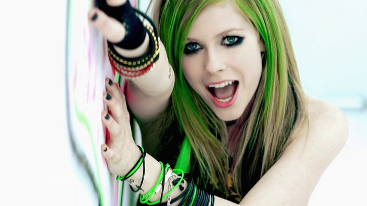 Avril Lavigne, bocca aperta, unghie dipinte, cantante, viso, bracciali, donne, celebrità, Sfondo HD
