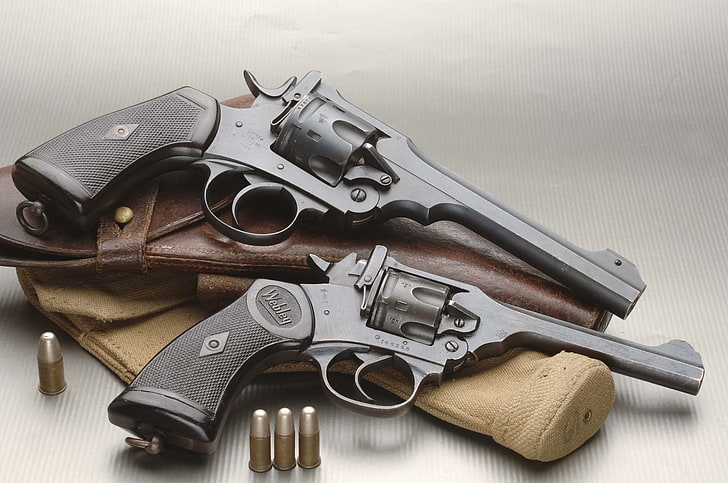 dos revólveres grises, cartuchos, funda, 2 piezas, revólver, Webley & amp;Scott Mark IV, Fondo de pantalla HD