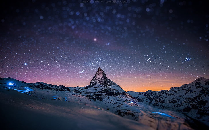ośnieżona góra, góry, niebo, śnieg, gwiazdy, noc, zima, światła, krajobraz, przestrzeń, tilt shift, zachód słońca, Matterhorn, Zermatt, skała, natura, zamazany, horyzont, bokeh, Szwajcaria, gwiaździsta noc, Alpy Szwajcarskie, śnieżny szczyt, wschód słońca, mgławica, Tapety HD