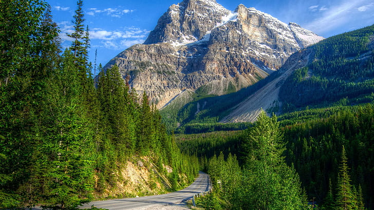 Красив планински пейзаж Зелена борова гора Високи планински върхове със снежно синьо Национален парк Йохо Британска Колумбия Канада 1920x1080 Природа Тапет, HD тапет