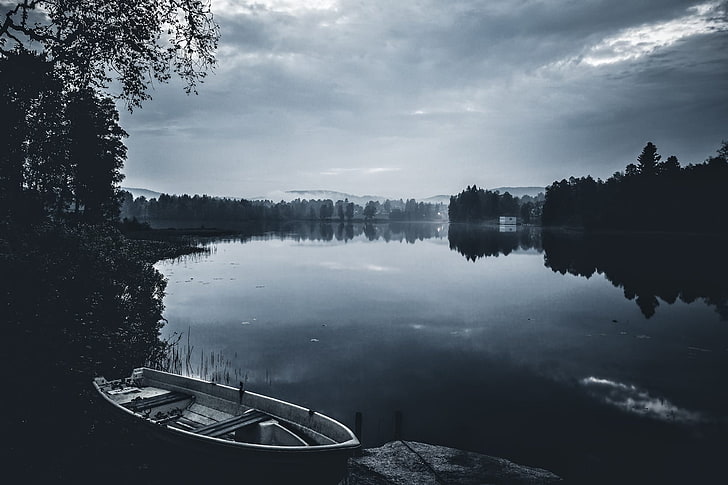 weißes und schwarzes Boot auf Gewässer, Natur, Landschaft, Norwegen, Bäume, Boot, Felsen, Wolken, Haus, allein, See, HD-Hintergrundbild