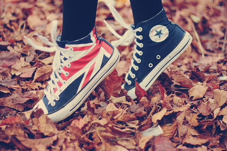 sepasang sepatu tinggi Converse All-Star hitam-dan-aneka warna, musim gugur, dedaunan, alam, gerakan, situasi, dedaunan, olahraga, sepatu, sepatu kets, situasi, bendera, dedaunan gugur, berjinjit, latar belakang.Wallpaper, Wallpaper HD