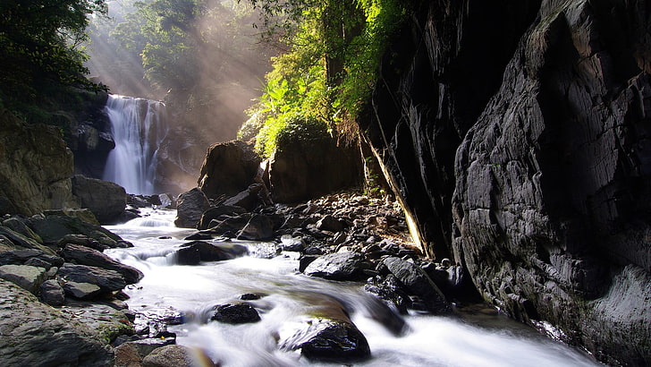 川と灰色の岩、風景、水、滝、自然、太陽光線、 HDデスクトップの壁紙