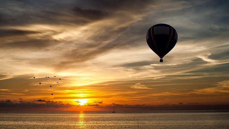 ballon, coucher de soleil, soleil, oiseaux, nuages, rayon, paysage, mer, eau, ciel, montgolfière, Fond d'écran HD