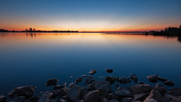 graue Steine ​​und Gewässer, Wasser, See, Landschaft, Himmel, Sonnenlicht, Natur, HD-Hintergrundbild