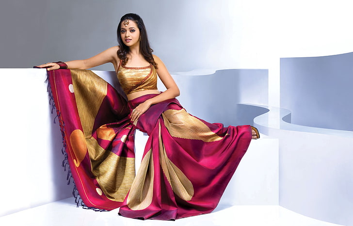 Bhavana Cantik Dalam Saree, gaun sari merah marun dan kuning, Selebriti Bollywood, Selebriti Wanita, bollywood, aktris, saree, Wallpaper HD