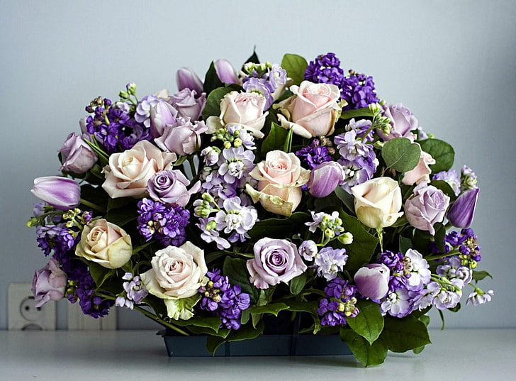 фиолетовая и розовая цветочная композиция, розы, тюльпаны, люциус, листья, травы, композиция, HD обои