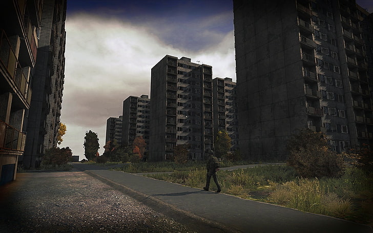 Persona caminando cerca de edificios altos de hormigón, apocalíptico, DayZ, solo, abandonado, videojuegos, Fondo de pantalla HD