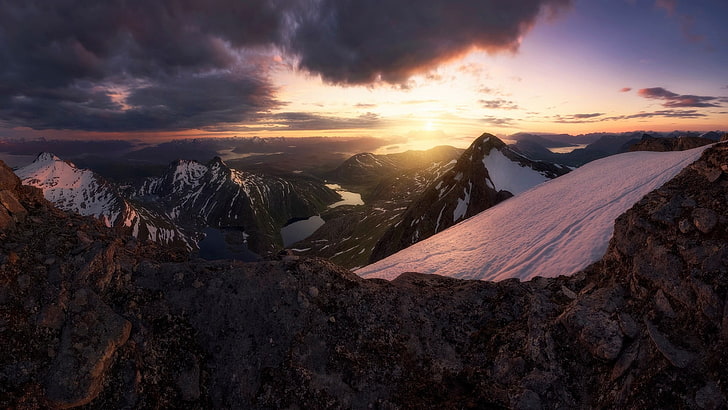 foto de paisaje de montañas nevadas, naturaleza, paisaje, montañas, niebla, cielo, nubes, puesta de sol, nieve, Noruega, mar, horizonte, Fondo de pantalla HD