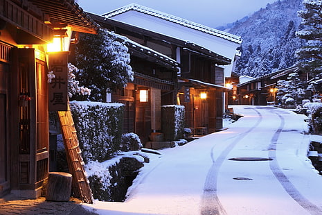 brązowy i czarny dom przy drodze pokrytej śniegiem w pobliżu gór, Japonia, ulica, śnieg, zima, Tapety HD HD wallpaper