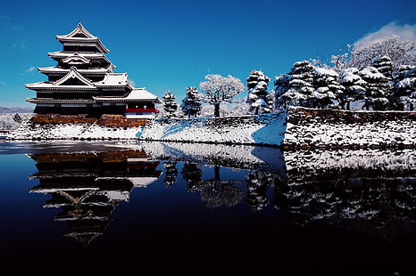 бял и кафяв храм близо до вода, зима, небето, вода, сняг, отражение, Япония, префектура Нагано, град Нагано, замъкът Мацумото, замъкът гарван, HD тапет HD wallpaper