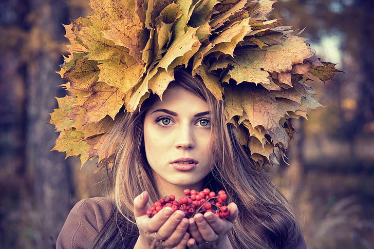 женский коричневый топ, женщина в коричневом топе с кленовыми листьями на голове, женщины, листья, листья на голове, модель, женщины на улице, HD обои