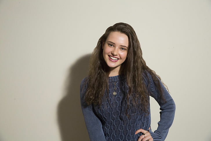 foto wanita dengan sweater biru tersenyum, Katherine Langford, HD, Wallpaper HD