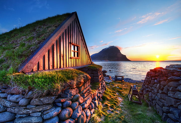 коричневый деревянный дом на скале перед водоемом, Turf Roof, дом, скала, фронт, водоем, Исландия, Исафьордур, море, природа, закат, береговая линия, пляж, на открытом воздухе, scenics, HD обои