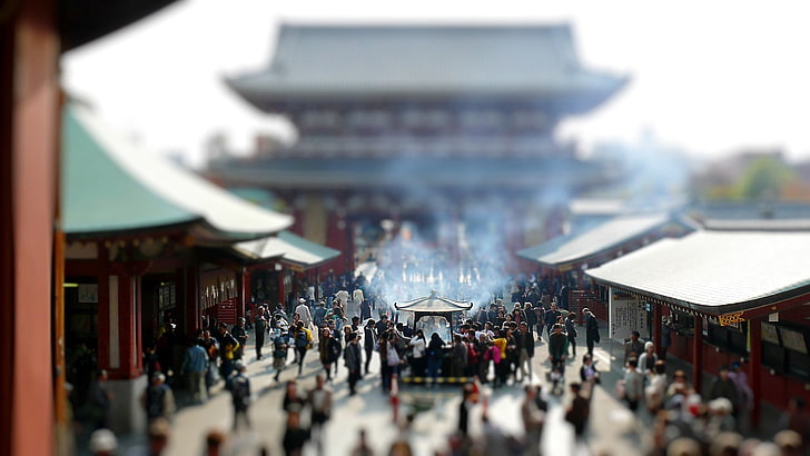 灰色と赤の寺院、寺院の近くの人々の群衆、風景、ティルトシフト、日本、被写界深度、アジア、アジア建築、 HDデスクトップの壁紙