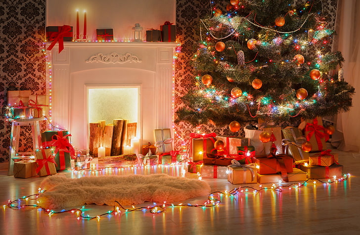 зелено предварително осветено коледно дърво, декорация, играчки, дърво, Нова година, Коледа, подаръци, камина, дизайн, Весела Коледа, Коледа, интериор, дом, коледно дърво, празнично тържество, HD тапет