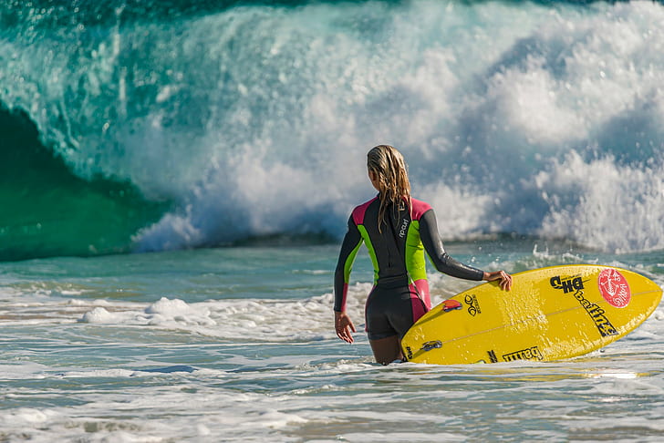 Garota surfando com prancha, Surf, garota, prancha de ondas, HD papel de parede