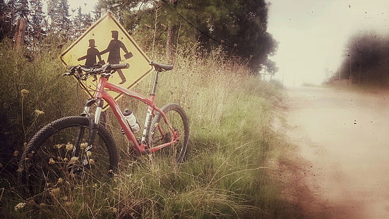 bici da hardtail rossa, mountain bike, segnaletica stradale, specializzata, Sfondo HD HD wallpaper