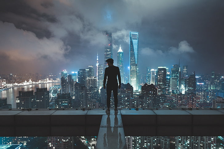 uomo in piedi su uno sfondo di grattacielo, uomo che indossa una camicia nera a fissare la città, paesaggio urbano, Shanghai, Jason Liu, notte, architettura, uomini, grattacielo, città, blu, buio, neon, luci, ciano, luci della città, nuvole, riflessione, Sfondo HD