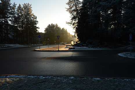 серая бетонная дорога, зима, улица, трафик, деревья, дорога, HD обои HD wallpaper