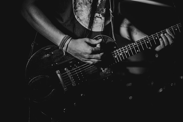 تصوير بالتدرج الرمادي لشخص يعزف على الجيتار ، الجيتار ، عازف الجيتار ، وزن الجسم ، آلة موسيقية، خلفية HD