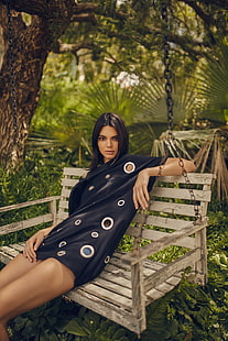 Kendall Jenner, mujeres, morenas, mujeres al aire libre, al aire libre, sentado, modelo, piernas, Fondo de pantalla HD HD wallpaper