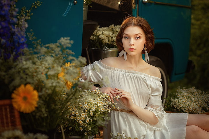 Оля Пушкина, женщины, модель, смотрит на зрителя, рыжая, серьги, платье, сидит, цветы, женщины на природе, HD обои