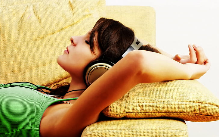 femmes, écouteurs, brune, bras levés, relaxant, haut vert, profil, Fond d'écran HD