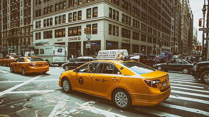 Taxi amarillo conduciendo por la ciudad, Midtown Manhattan, Ciudad de Nueva York, tráfico, carreteras, automóviles, taxi, Fondo de pantalla HD