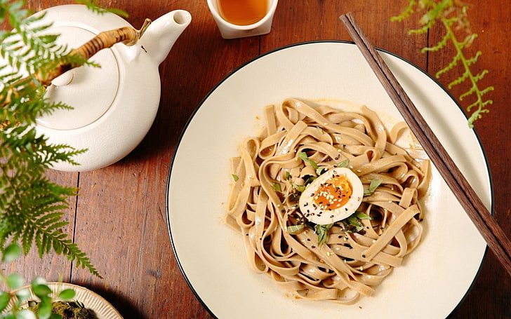 round white ceramic plate, pasta, egg, noodles, sesame, HD wallpaper