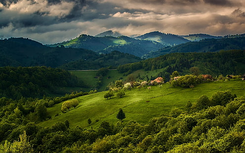 zielone pola i góry, natura, krajobraz, wiosna, las, dom, pole, góry, chmury, zieleń, niebo, drzewa, trawa, Tapety HD HD wallpaper