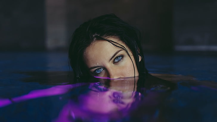 kvinnans ansikte, kvinna med blå ögon och svart hår nedsänkt i vatten, kvinnor, brunett, blå ögon, vått, vått hår, vatten, ansikte, Aurela Skandaj, tittar på betraktaren, reflektion, fotografi, tonåring, pool, ögon, HD tapet
