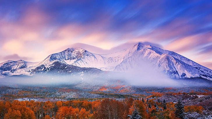 montañas blancas cubiertas de nieve, naturaleza, paisaje, montañas, niebla, pico nevado, árboles, bosque, nubes, otoño, nieve, puesta de sol, larga exposición, pinos, Fondo de pantalla HD
